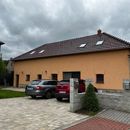 Prijemny Podkrovni Byt S Parkovanim Na Pozemku. Тршице Экстерьер фото